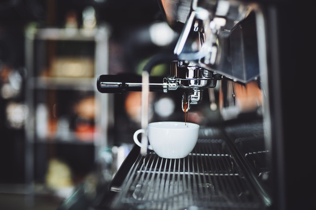 Gambar Cangkir Kopi dibawah Mesin Kopi